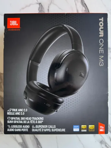 Fone JBL Tour One M3 na caixa