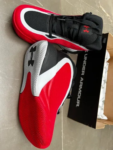 Tênis novo Under Armour Swish 2 Basquete 37