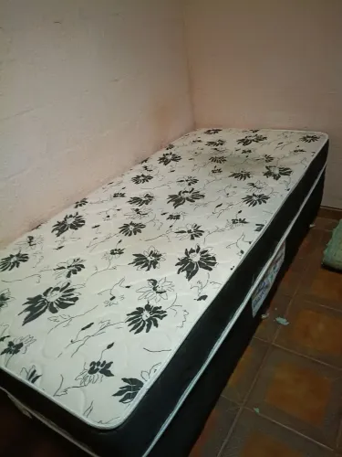 Vendo cama box de solteiro 