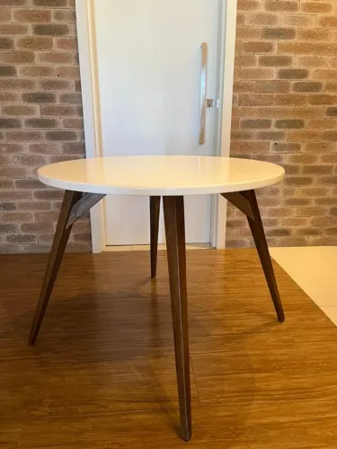 Mesa Jantar Redonda Eames Luxo Laca Branca e Madeira 1,20m