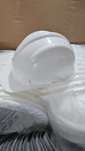 LIQUIDAÇÃO TOTAL: Lote Fechado de Capacetes de Segurança e EPIs Abaixo do Custo!