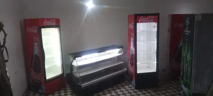 Expositoras CocaCola 127v e 220v duas e uma cervejeira Heineken porta cega e um balcão !!!