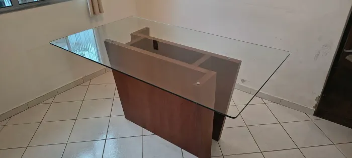 Mesa de jantar com tampo de vidro em ótimo estado.
