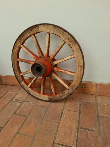 Roda de carroça antiga (60cm de diâmetro)