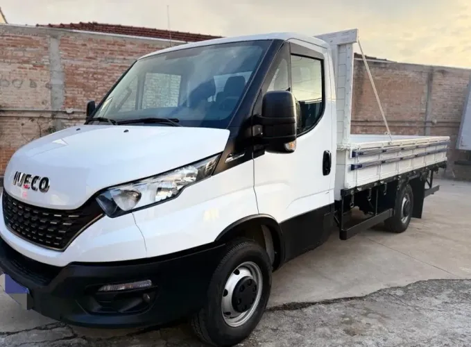 Transfiro a dívida Iveco Daily 35-150 carroceria ano 2022