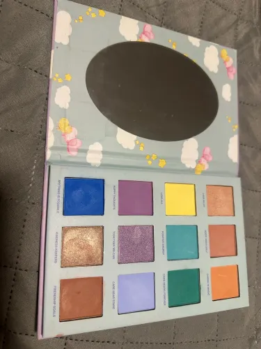 paleta Care Bears 12 Eyeshadow Palette da marca Taste Beauty