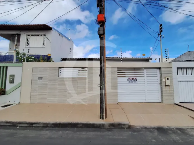 Casa ampla no São Conrado com três quartos, suíte, varanda e garagem