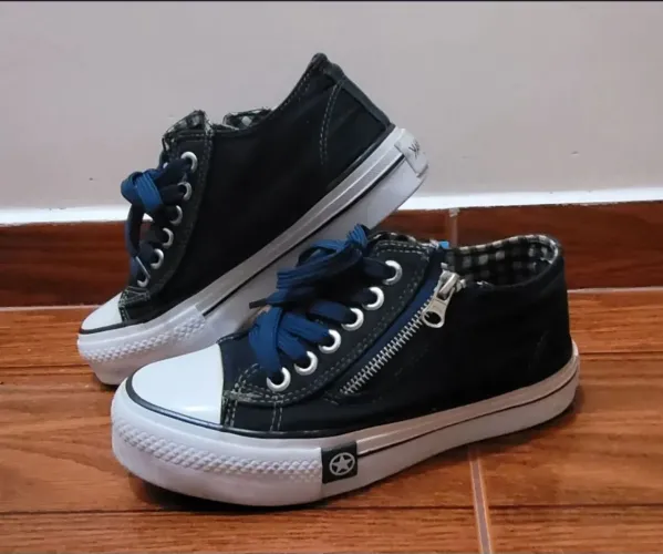 02 pares de Tênis Jeans.