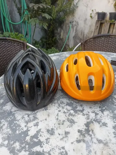 2 capacetes de ciclismo