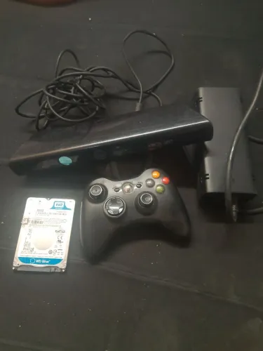 Vendo um kitnet do Xbox 360+HD com vários jogos + cabo de força+ um controle original