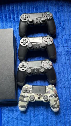 Ps4 FAT 860G de memória Mais 4 controles, Mais 4 jogos, funcionando perfeitamente