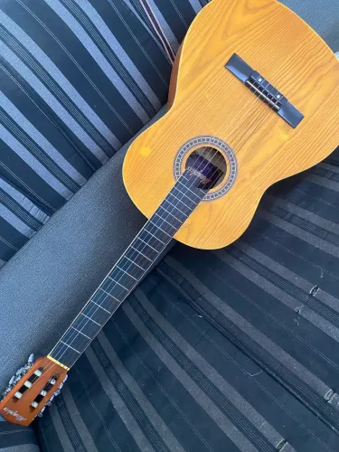 Violão em perfeito estado (precisa apenas de cordas novas) 