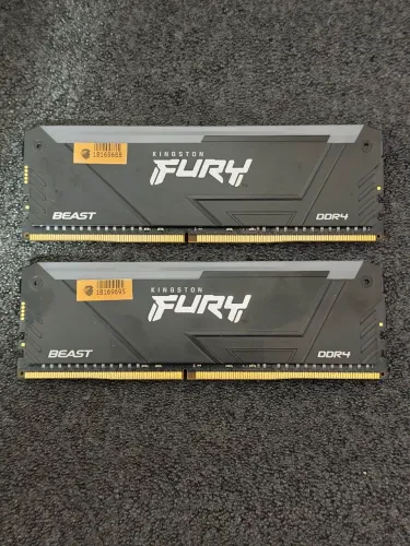 Memória RAM Kit 32GB (2x16GB) Kingston FURY Beast RGB DDR4 3200MHz CL16 - Excelente Estado