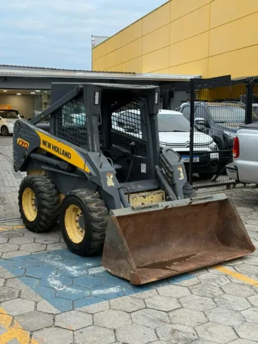 Mini carregadeira  New holland 170 Ano 2010 7 mil horas  Revisada 100% operacional  