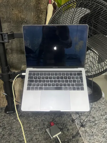 MacBook Pro 13?, 2017, com 4 portas Thunderbolt 3 *Processador:* Intel Core i5 *Gráficos: