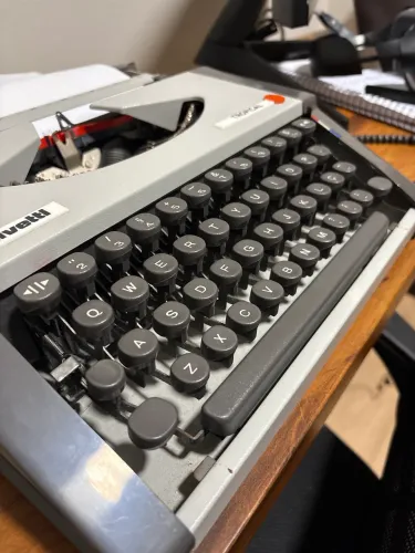 Máquina de escrever Olivetti Tropical