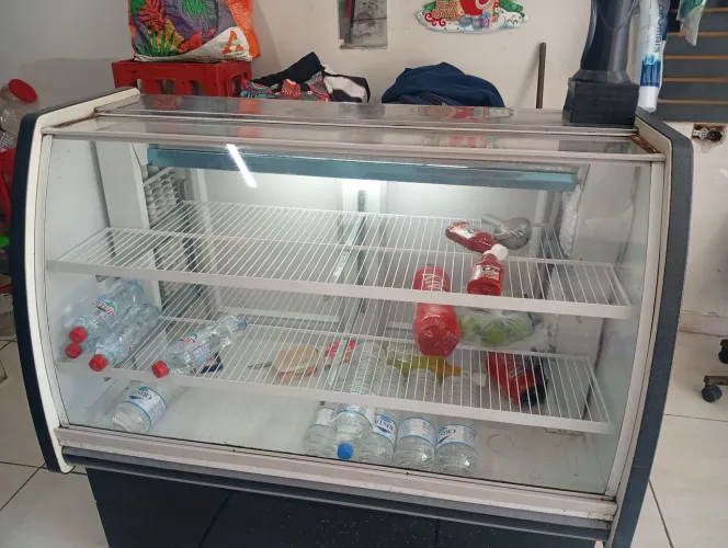Vendo balcão refrigerado.