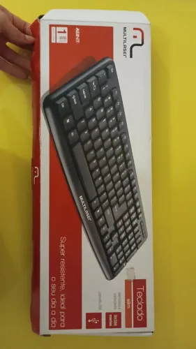 Teclado com Fio Slim USB Multilaser TC065, modelo padrão em formato slim com teclas macias
