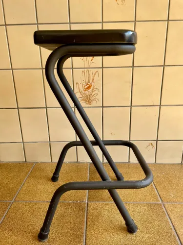 Banqueta preta com estrutura metálica