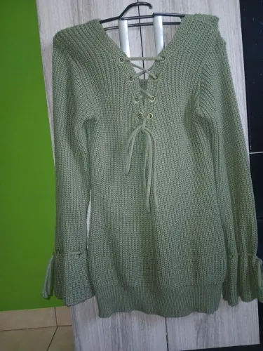 Blusa tricot verde militar usada.