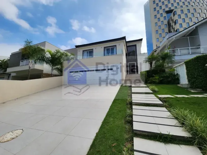 Linda casa com excelente localização, 4 suites, churrasqueira e piscina + 4 vagas de garag