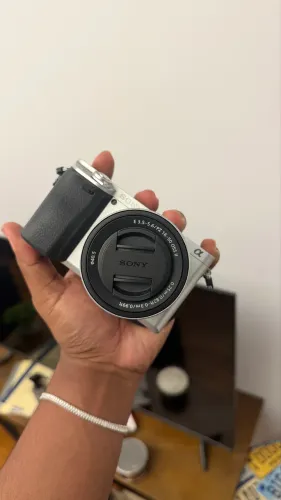 Sony Alpha a6400 + lente 16-50mm OSS ? Prata