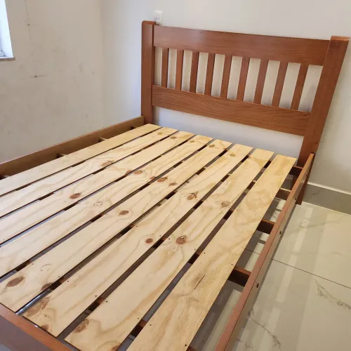 Cama casal em madeira
