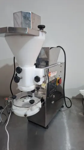 Maquina de salgados e empanadeira