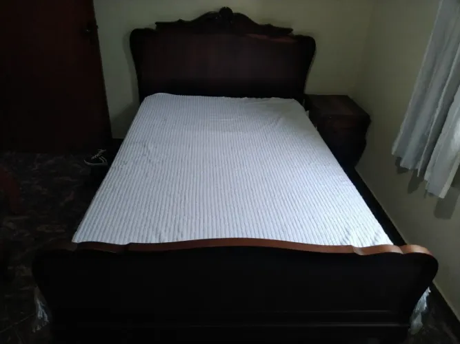 Cama de casal antiga de mandeira