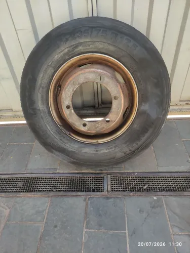 Pneu com roda ,aro 235/75/17.5