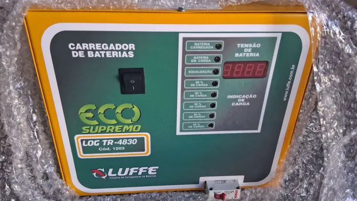 Carregador de bateria tracionária na caixa Luffe TR 4830 Eco Supremo