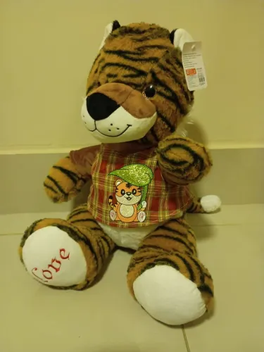 Boneco de pelúcia tigre de blusa love 41cm