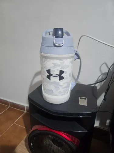 Vendo garrafa térmica under armour 1.9 litros