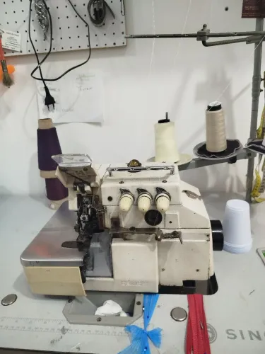 Máquina de costura overloque Singer