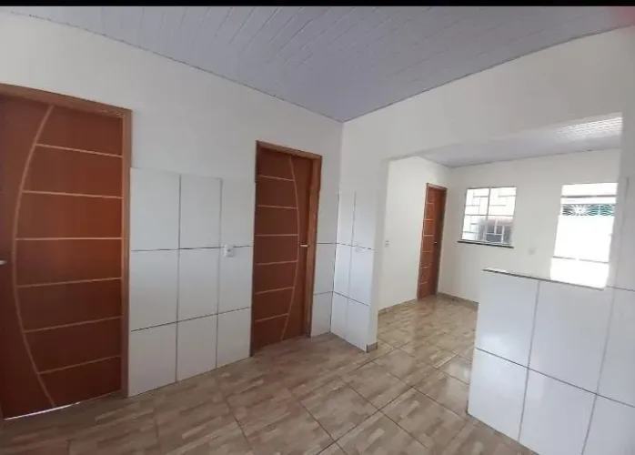 Alugo casa em ambiente tranquilo e familiar, ideal pra quem busca conforto e segurança.