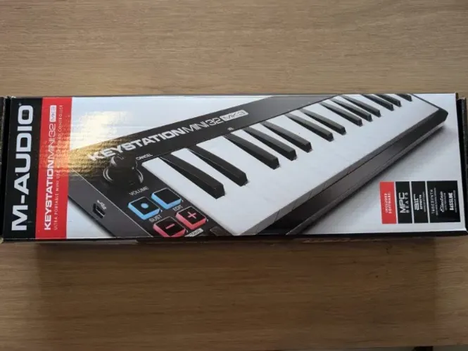 Controlador M-Audio Keystation Mini 32 MK3, na caixa