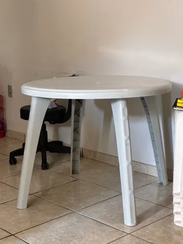 VENDO MESA DE PLÁSTICO (APENAS A MESA)