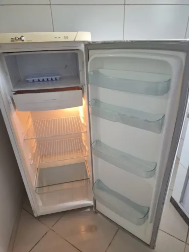 Vende se geladeira 