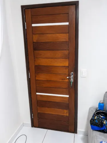 Porta em madeira com forra. 2,05 por 80.