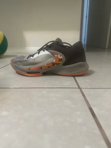 Tênis de basquete zoom freak 4 ( collab com irmãos)