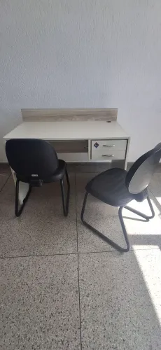 Mesa e cadeiras de escritório