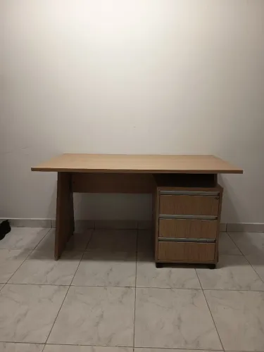 Mesa de escritório com gaveteiro DANNA