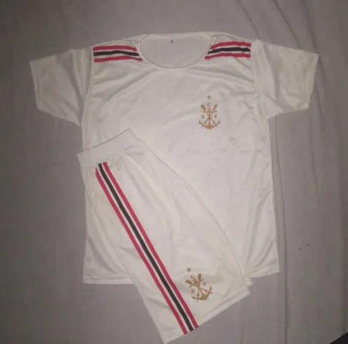 CONJUNTO DO FLAMENGO CRF ,BRANCO COM DOURADO E VERMELHO E PRETO.