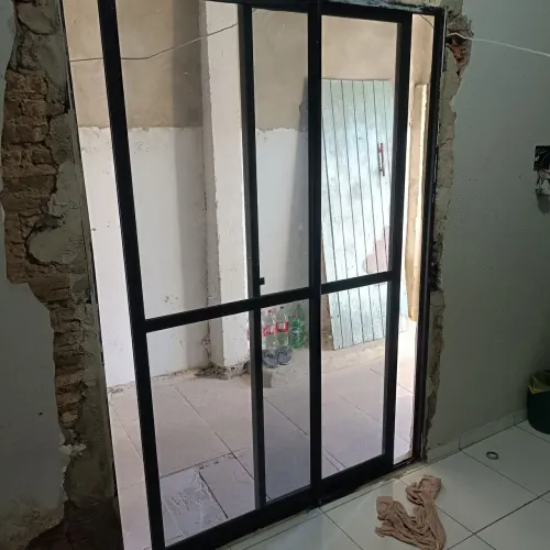 Porta de vidro com esquadro de alumínio