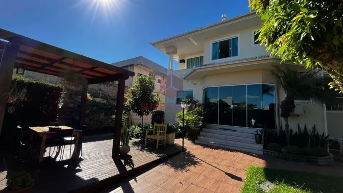 Casa Alto Padrão Com 6 Suítes, à venda no Bairro Canto, em Florianópolis/SC.