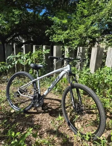Bicicleta de cor cinza aro 29, marca KSW nova