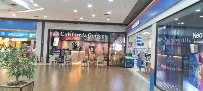 Passo ponto em loja no interior do West Shopping