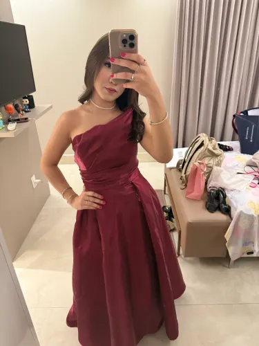 vestido rosa estruturado, com uma fenda na coxa 