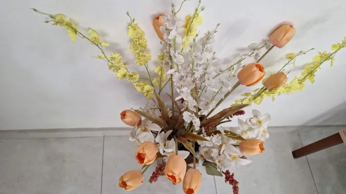 ARRANJO COM VASO DE MADEIRA 50 CM ,TULIPAS E FLORES DO CAMPO <br>R$150,00