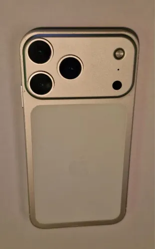 iPhone 11 - Novo c/ a roupa do 17 PRO Branco.